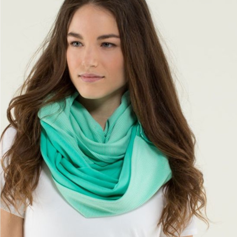 Lululemon Vinyasa scarf. Bali breeze/fresh teal, Rulu fabric.  EUC